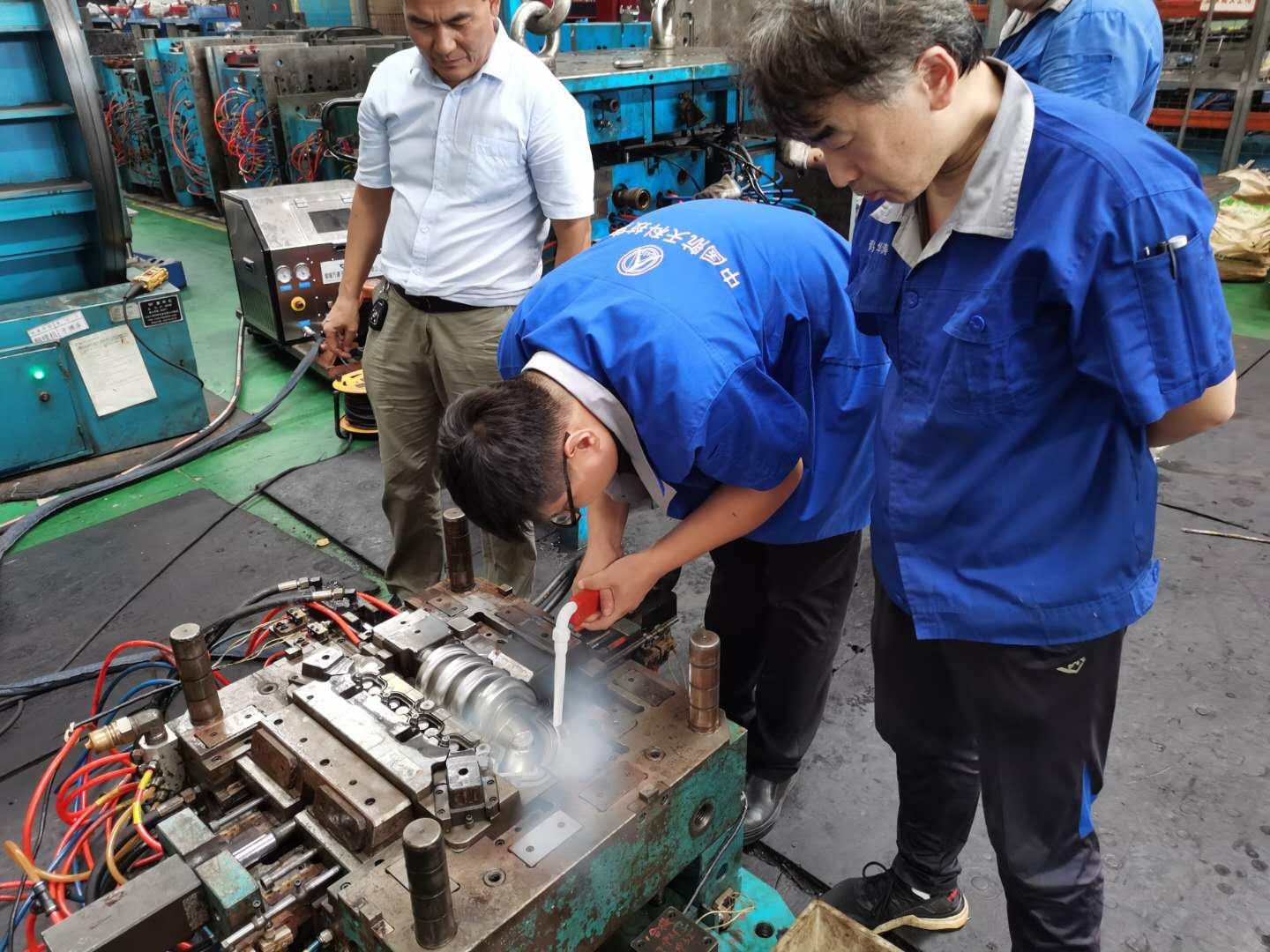 注塑模具清洗選擇干冰清洗的優(yōu)勢是什么？